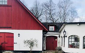 Stort Rymligt Boende Med Tva Sovrum Och Pentry I Lantlig Miljoe